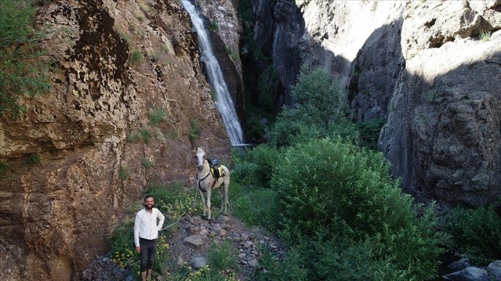 Vadilerin arasındaki saklı şelaleye varmak için kilometrelerce yürüdüler