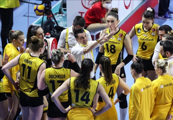 VakıfBank Kadın Voleybol Takımı'nda Sultanlar Ligi play-off finaline yükselmenin sevinci yaşanıyor