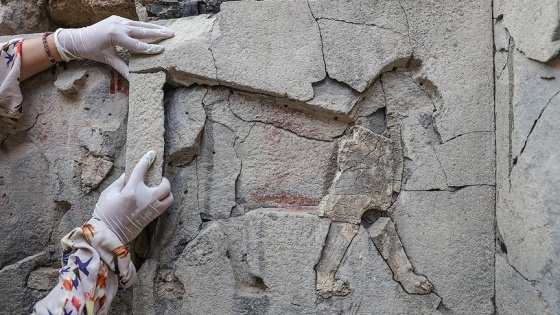 Van'da 2 bin 700 yıllık süslemeler tarihe kazandırılıyor
