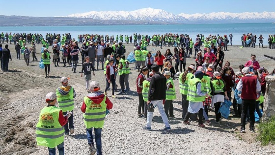 Van'da 3 bin öğrenci çöp topladı