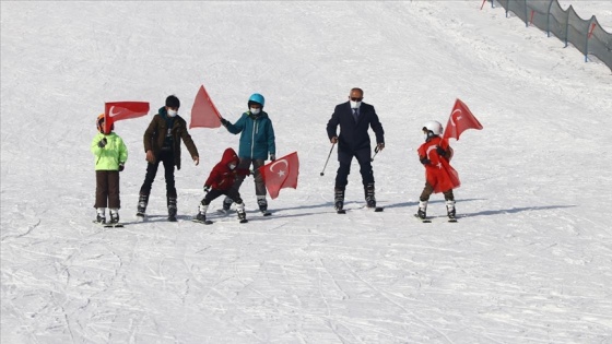 Van'da aileleri ikna edilen gençlere kayak eğitimi veriliyor