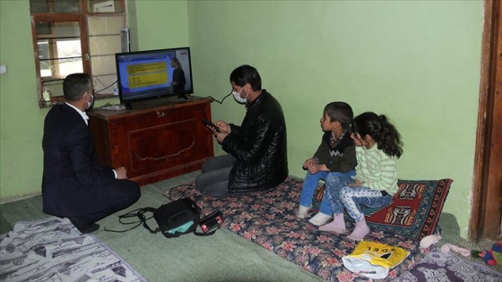 Van'da evleri yanan kardeşlere derslerini izleyebilmeleri için televizyon hediye edildi