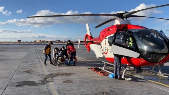 Van'da kar nedeniyle yolu kapalı mezradaki hastaya ambulans helikopterle ulaşıldı