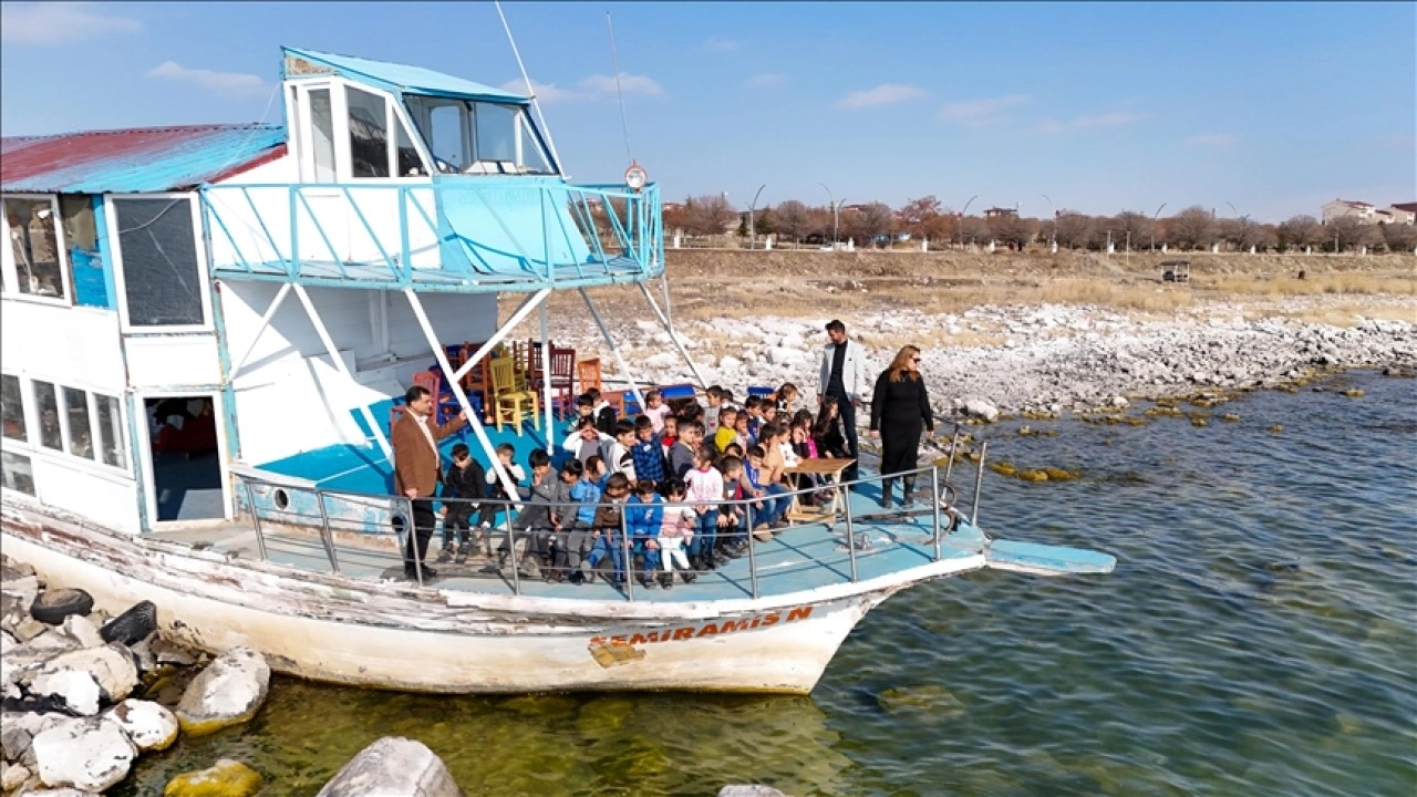 Van'da okuma ve yazmayı öğrenen minik öğrenciler teknede eğlendi