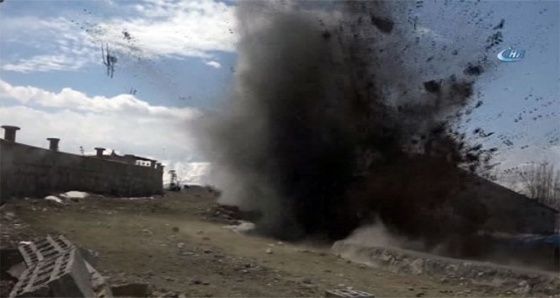 Van’da polis karakoluna bombalı saldırı