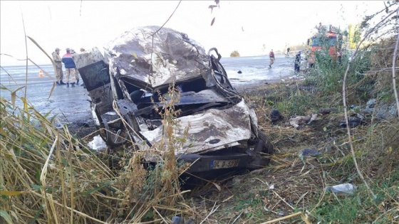 Van'da sığınmacıları taşıyan minibüs devrildi: 2 ölü, 29 yaralı