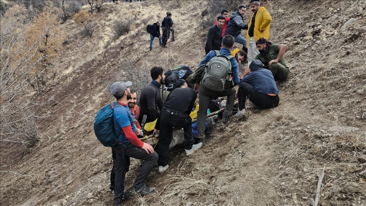 Van'da tırmanış sırasında ayağı kırılan dağcıyı arkadaşları kilometrelerce taşıyarak kurtardı