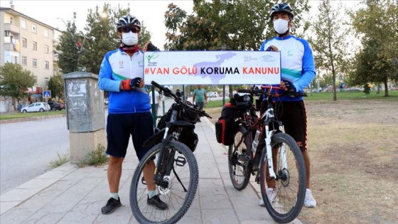 &#039;Van Gölü Kirlenmesin, Mavi Kalsın&#039; sloganıyla Ankara&#039;ya doğru pedal çeviriyorlar