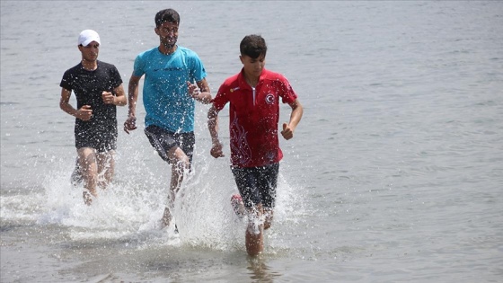 Van Gölü kıyısında antrenman yaparak 1 ayda 3 şampiyonluk kazandı