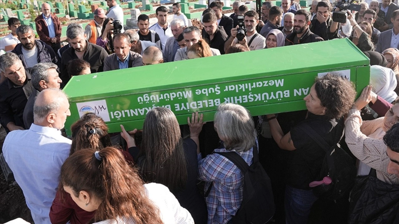 Van Gölü kıyısında cansız bedeni bulunan Rojin Kabaiş'ten alınan numuneler İstanbul'a gönd