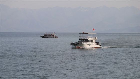 Van Gölü'nde batan teknedeki cesetlerin çıkarılması çalışmaları yeniden başladı