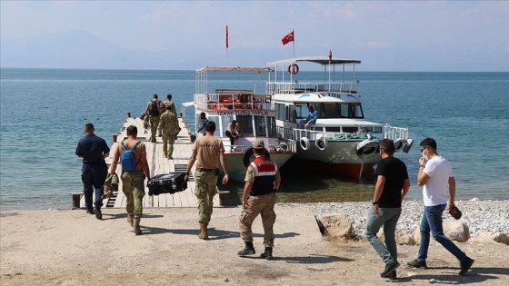 Van Gölü'nde batan teknedeki cesetlerin çıkarılması için çalışmalar sürüyor