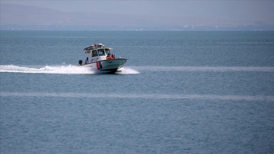 Van Gölü'nde kaybolan tekneyi arama çalışmaları sürüyor