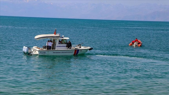 Van Gölü'nde kaybolan tekneyi arama çalışmalarına SAK timi de katıldı