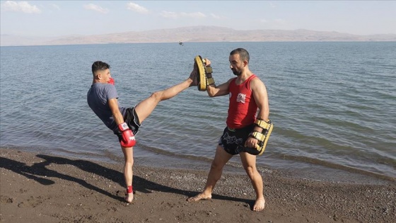 Van Gölü'nde yaptığı antrenmanlarla Avrupa şampiyonasına hazırlanıyor