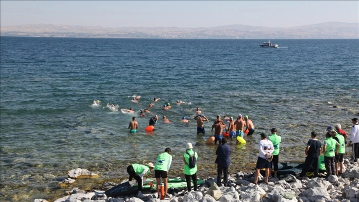 Van Gölü'nde 14 kilometrelik yüzme maratonu yapıldı