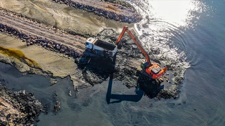 Van Gölü'nün zemininden 660 bin metreküp dip çamuru ve balçık çıkarıldı