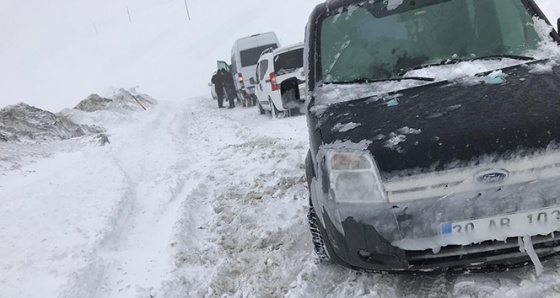 Van-Hakkari karayoluna çığ düştü! Onlarca araç ve yolcu bölgede mahsur kaldı