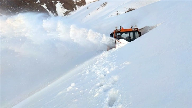 Van, Hakkari ve Muş'ta metrelerce kar altındaki yollarda çalışmalar sürüyor