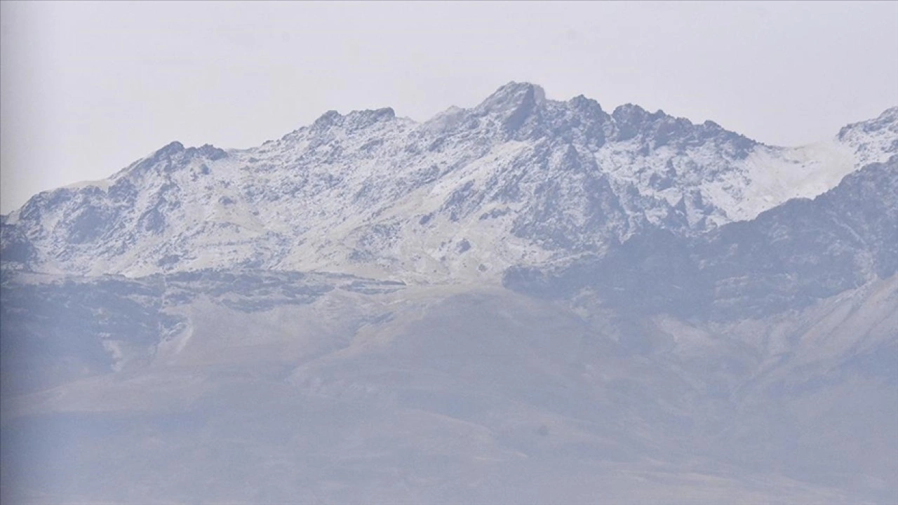 Van ile Hakkari'nin yüksek kesimlerinde kar ve sis etkili oldu