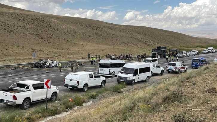 Van'da askeri araçla otomobil çarpıştı, bir kişi öldü, 12 asker yaralandı