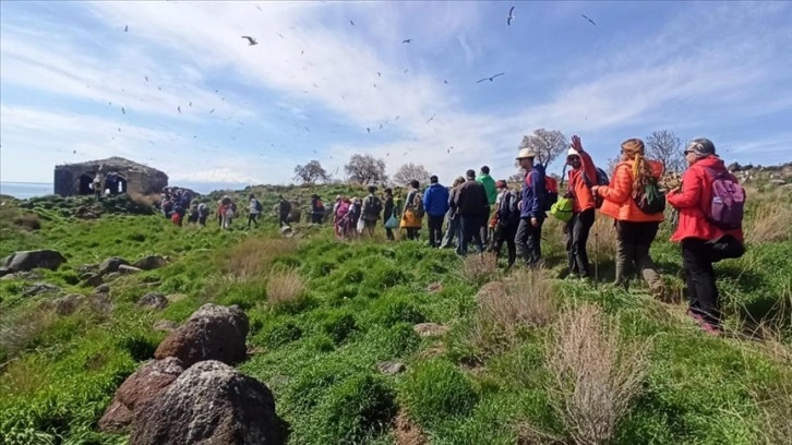 Van'da doğaseverler Adır Adası ve Amik Kalesi'ni gezdi