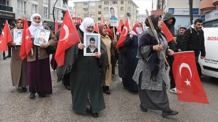 Vanlı aileler DEM Parti İl Başkanlığı önündeki eylemlerini sürdürüyor