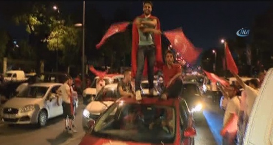 Vatan Caddesi'nde askeri darbenin önlenmesi coşkuyla kutlanıyor