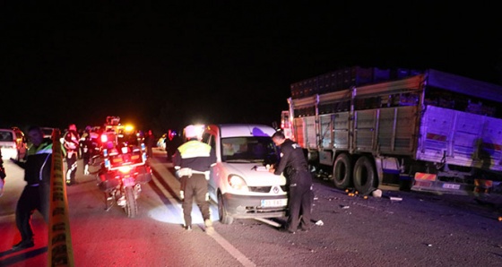 Vatandaşa yardım için duran polis aracına kamyon çarptı: 6 yaralı