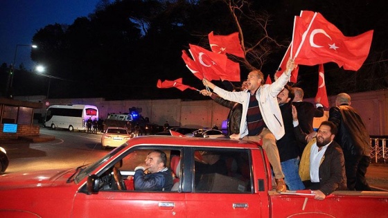 Vatandaşlar 'evet' kararını Tarabya'da da kutladı