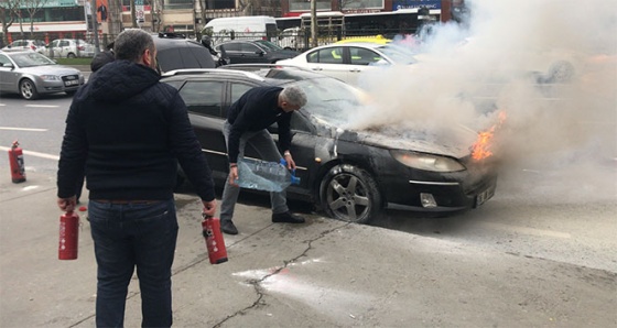 Vatandaşların maşrapa, damacana, ve fırça ile yangın söndürme çalışması