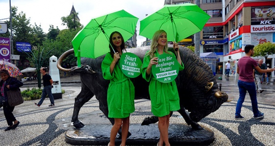 Vegan aktivistlerinden Kadıköy'de yarı çıplak eylem