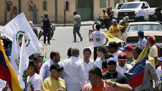 Venezuela’da Guaido'yu protesto eden grup ve taraftarları arasında arbede yaşandı