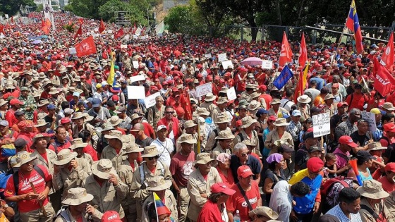 Venezuela'da hükümet destekçileri sokakta