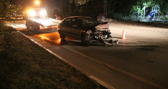 Virajı alamayan otomobil bariyerlere çarptı: 3 yaralı