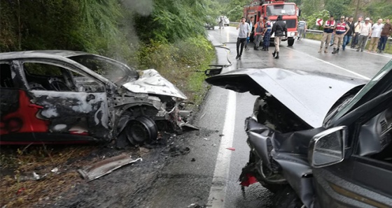 Virajı alamayınca karşı yönden gelen araçla çarpıştı: 1 ölü, 1 yaralı