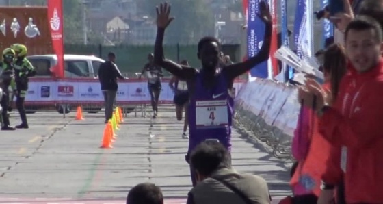 Vodafone İstanbul Yarı Maratonu'nu milli atlet Ali Kaya kazandı
