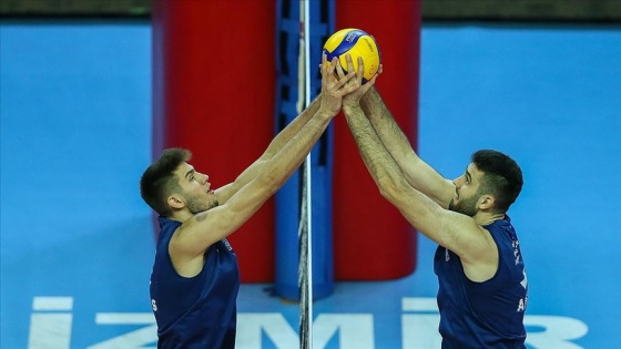 Voleybolcu babanın oğulları aynı takımda mücadele ediyor