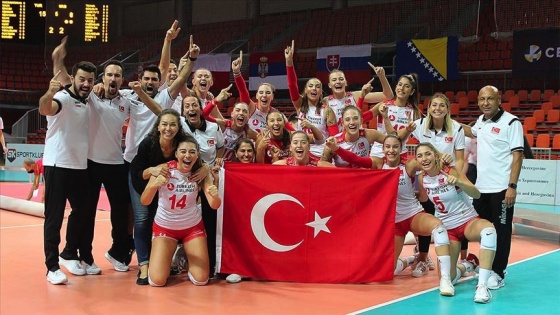 Voleybolda genç kızlar zirveyi bırakmıyor