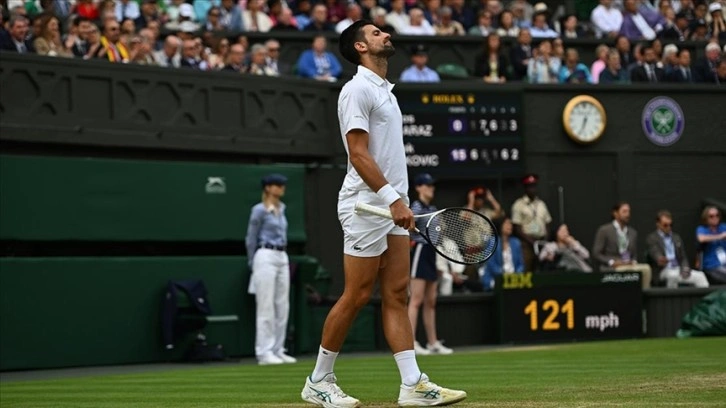 Wimbledon'ın final maçında raketini kıran Djokovic'e para cezası verildi