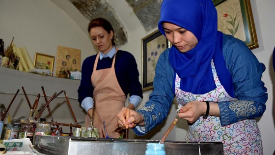 Yabancı öğrenciler &#039;ebru&#039; öğreniyor