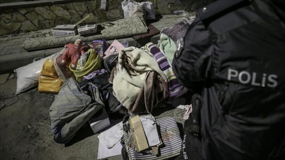 Yağcıoğlu Apartmanı'nın enkazından çıkarılan eşyaları polis koruyor
