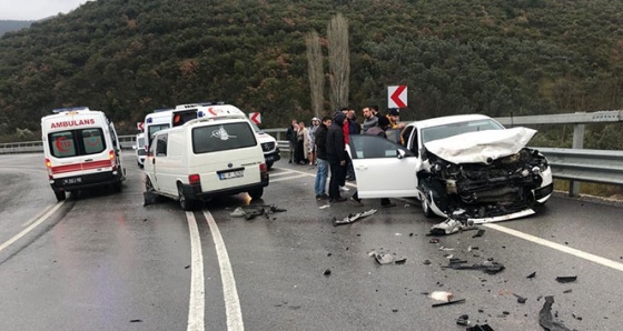 Yağışlı hava beraberinde kazayı da getirdi: 5 yaralı