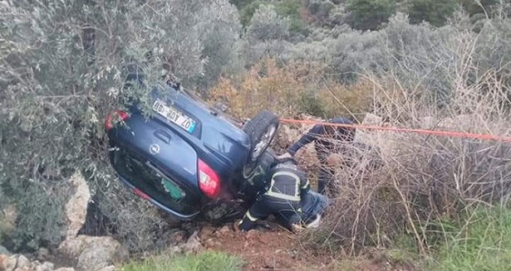 Yağmurlu yolda kayan araç şarampole yuvarlandı