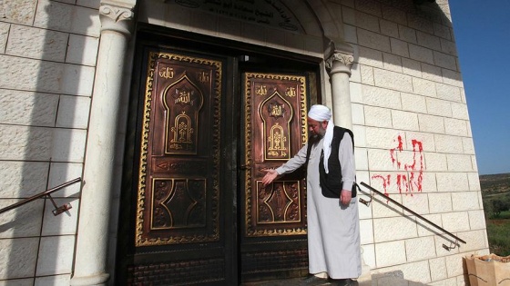 Yahudi yerleşimciler, Batı Şeria'da cami girişini ateşe verdi