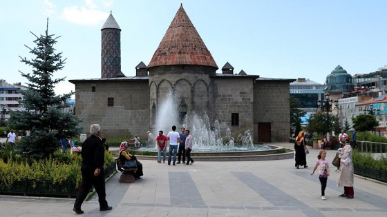 Yakutiye Medresesi 7 asırdır insanlığın hizmetinde