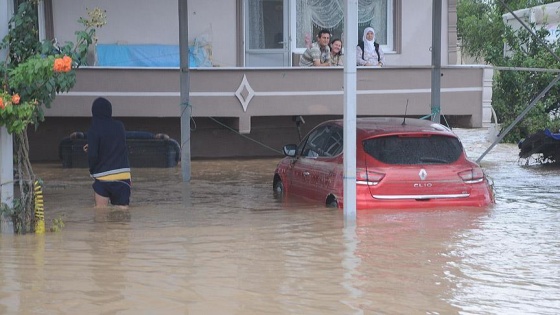 Yalova'da şiddetli yağış hayatı olumsuz etkiledi