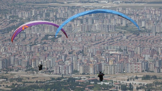 Yamaç paraşütleri Kayseri semalarını renklendiriyor