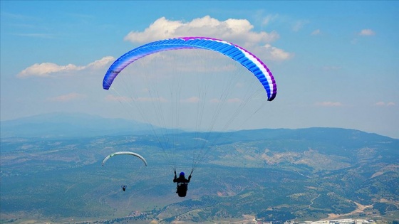 Yamaç paraşütüyle mesafelere meydan okuyorlar