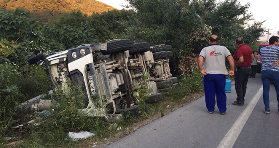 Yan yatan beton mikseri elektrik direğini yıktı: 1 yaralı